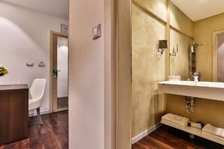 Отель Hotel Palma Тиват Улучшенный большой двухместный номер с 1 кроватью и видом на море-1